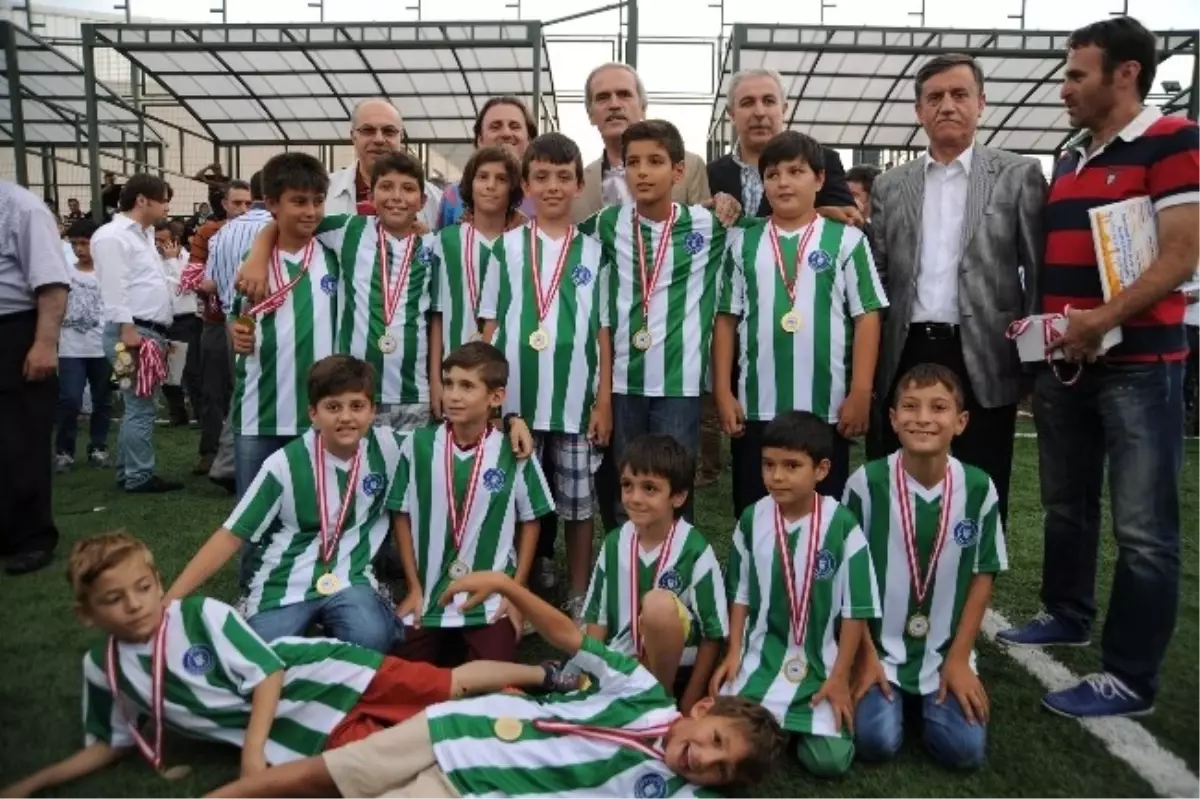 Başkan Altepe\'den Minik Futbolculara Ödül