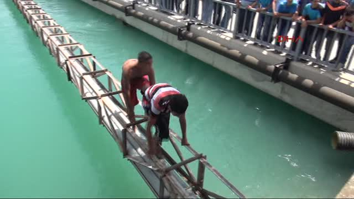 Dalgıçlar Suda Kaybolan Çocuğu Aradı Diğer Çocuklar Yüzmeye Devam Etti