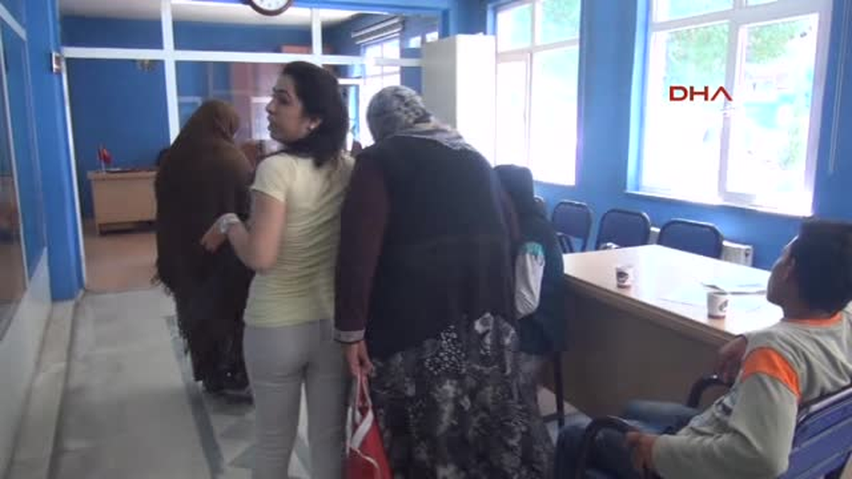 Dilenci Kadınlar Arasında Tartışma