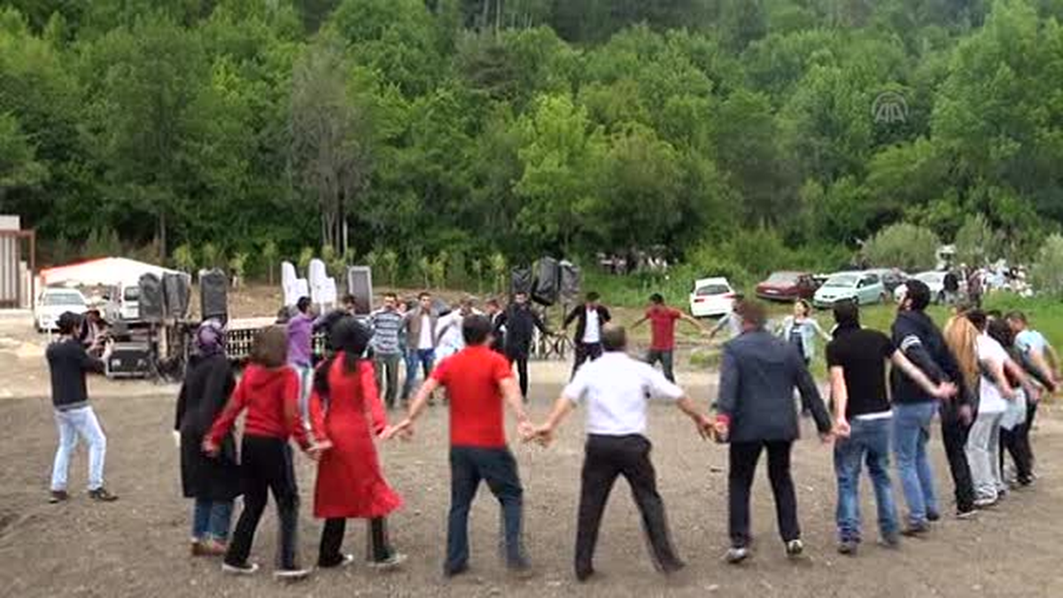 Erzurumlular, yayla hasretini başkentte giderdi -