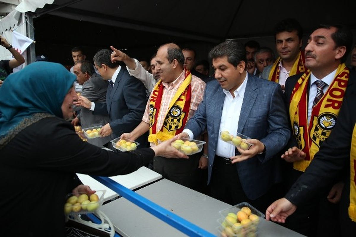 Esenler Kayısı Festivali\'nde 3 Ton Kayısı Dağıtıldı
