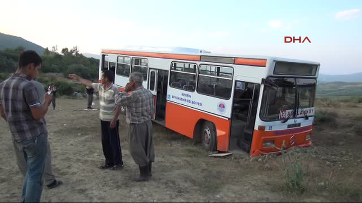 Freni Boşalan Belediye Otobüsü Kaza Yaptı: 12 Yaralı