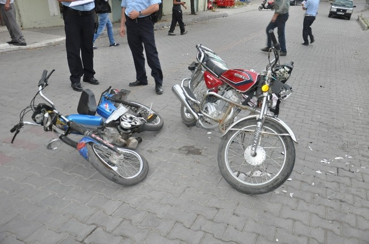 İki Motosiklet Çarpıştı: 3 Yaralı
