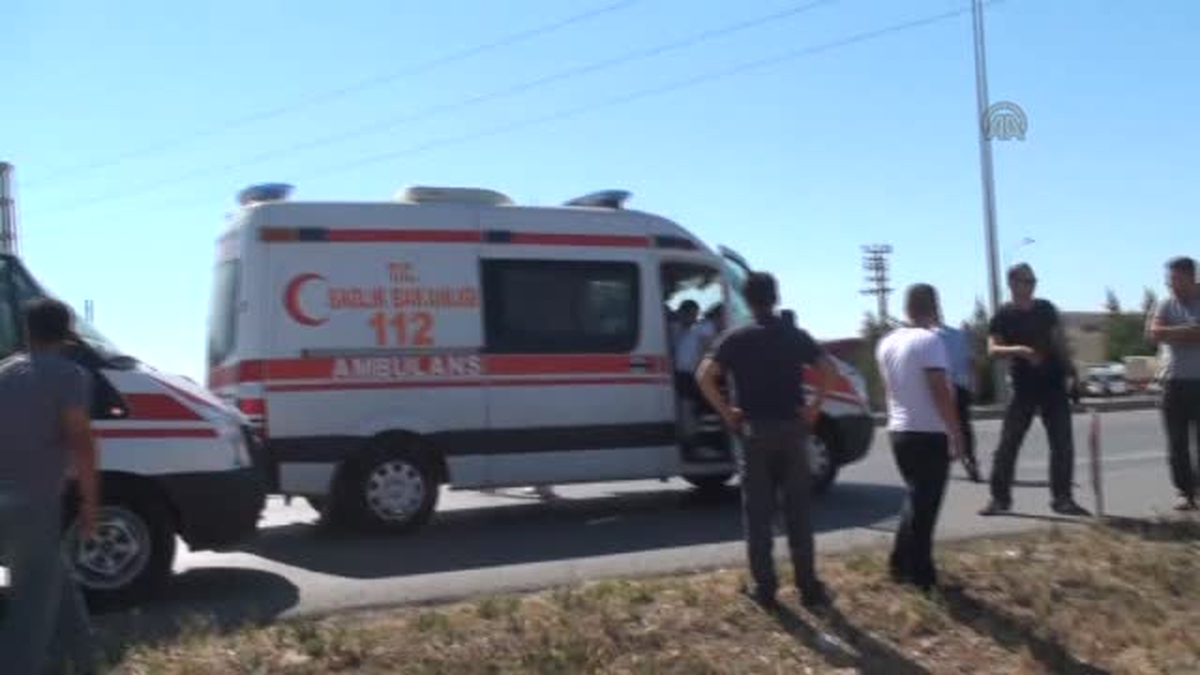 Kırmızı ışıkta duran otomobile tır çarptı: 3 yaralı -