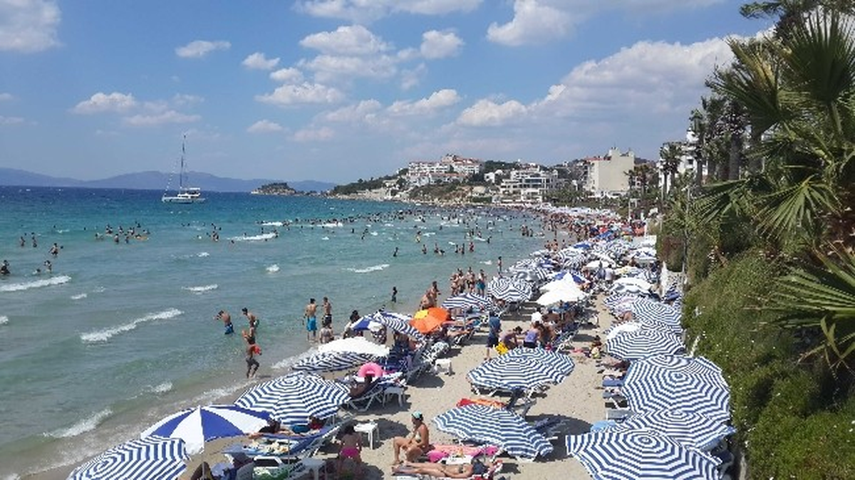 Kuşadası\'nda Plajlar Doldu