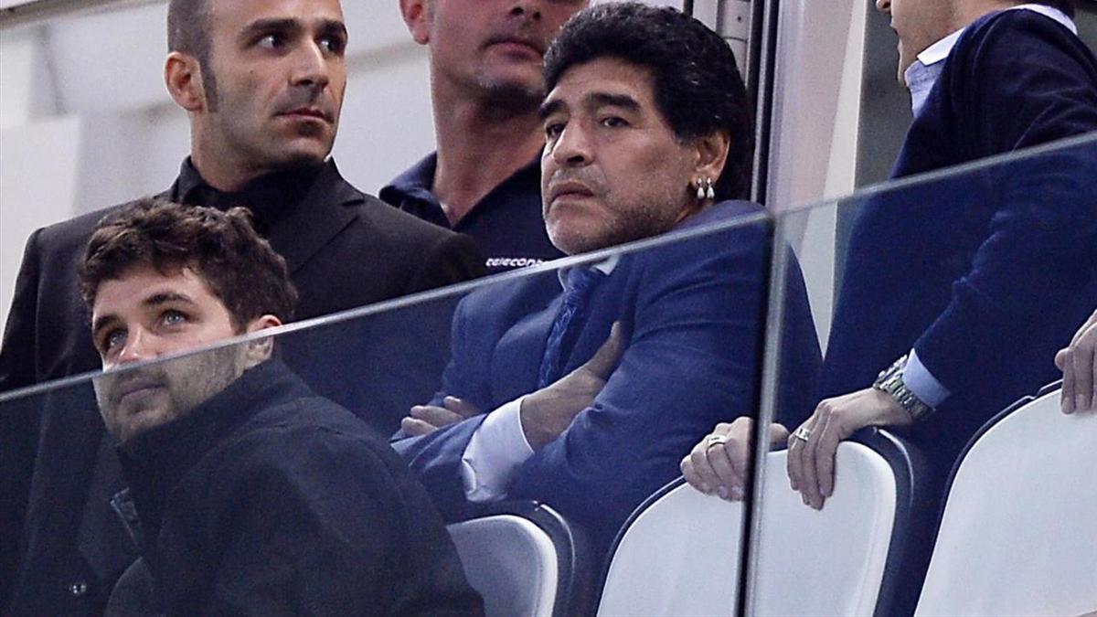 Maradona\'dan "Uğursuz Geliyorsun"A Orta Parmaklı Yanıt