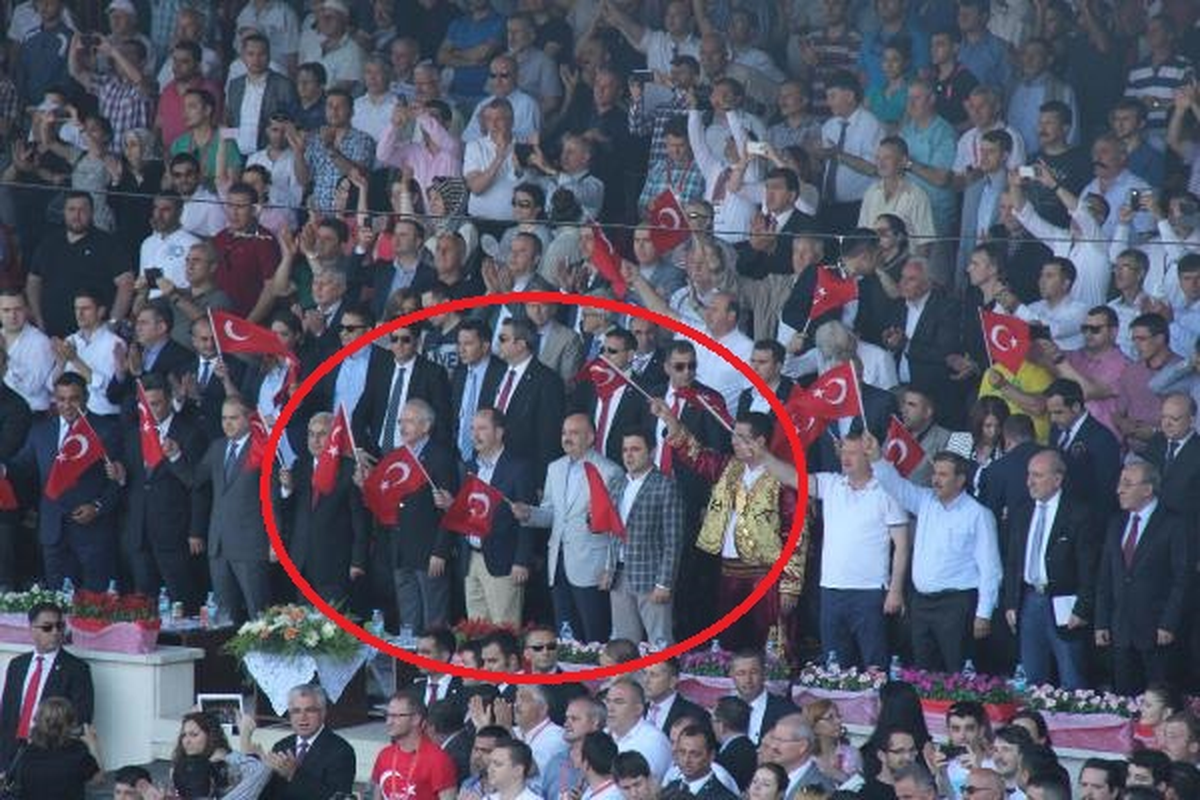 Müezzinoğlu Bayrağı Bu Kez Ayakta Selamladı