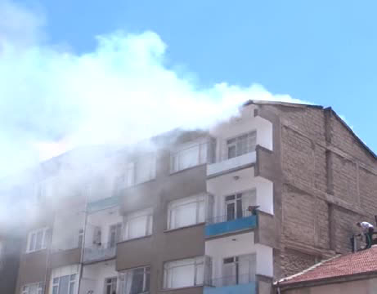 Niğde\'de Çatı Yangını