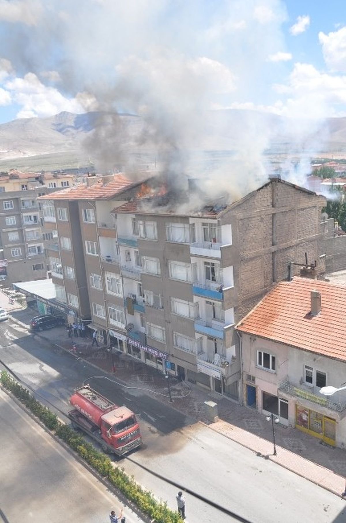 Niğde\'de Meydana Gelen Çatı Yangını Korkuttu