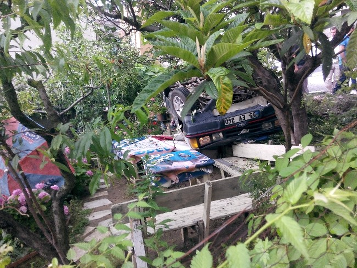 Otomobil Evin Bahçesine Yuvarlandı: 1 Yaralı