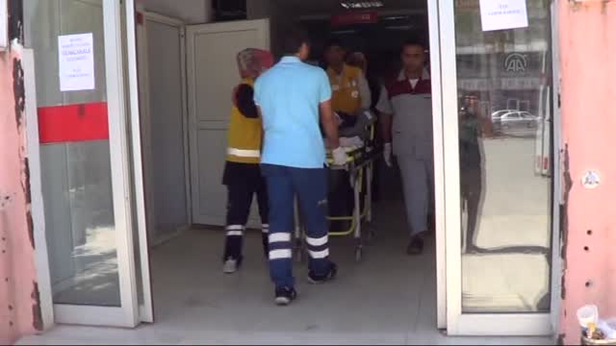 Rakka kentindeki çatışmalarda yaralanan 2 kişi Şanlıurfa\'ya getirildi -