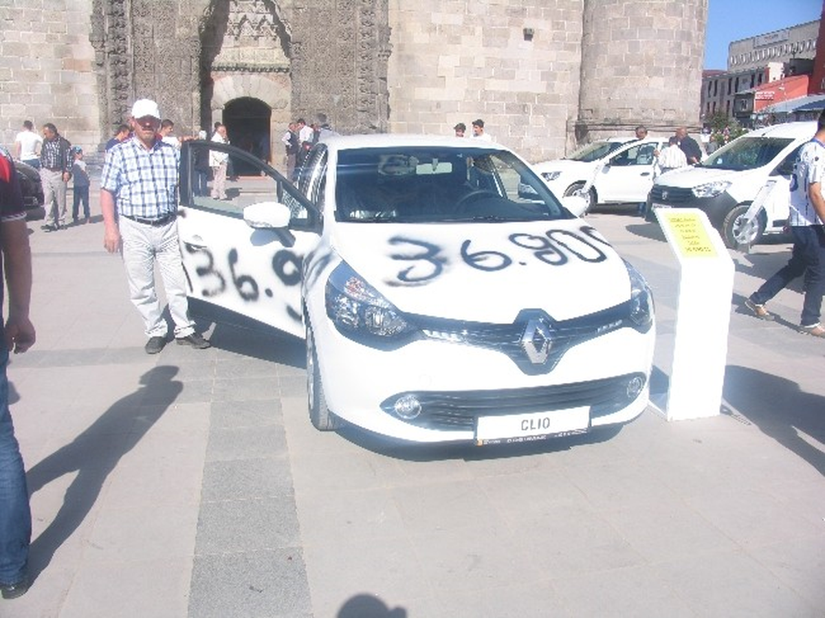 Renault\'tan Tanıtım Atağı