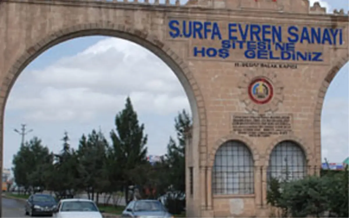 Rütbesi Sökülecek Ama İsmi Hala Tabelada!