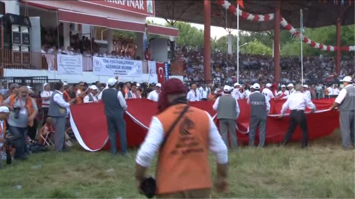 Sarayiçi Er Meydanı\'nda, büyük boyutta Türk bayrağı dolaştırıldı -