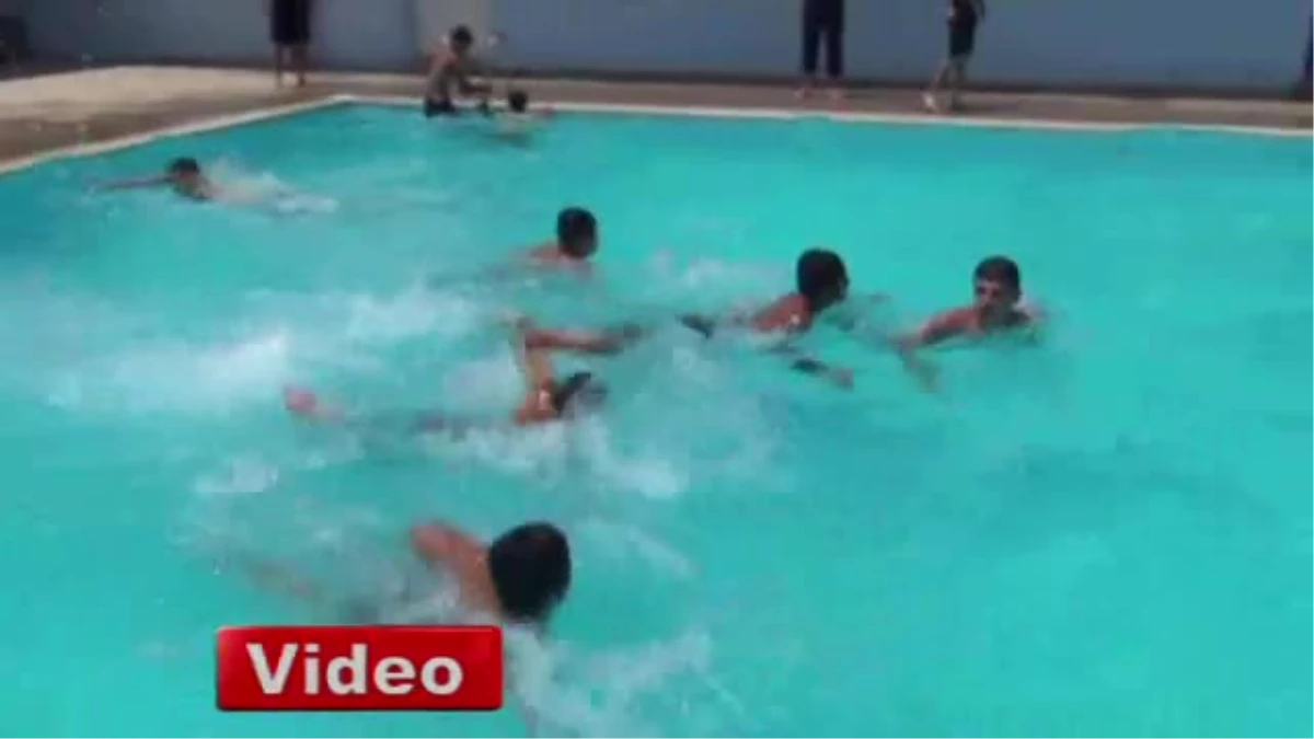 Sıcak Havalardan Bunalan Vatandaşlar Havuza Koştu