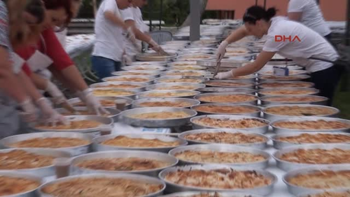 Silivrili Kadınlar 700 Tepsi Börek Yaparak Hünerlerini Sergiledi
