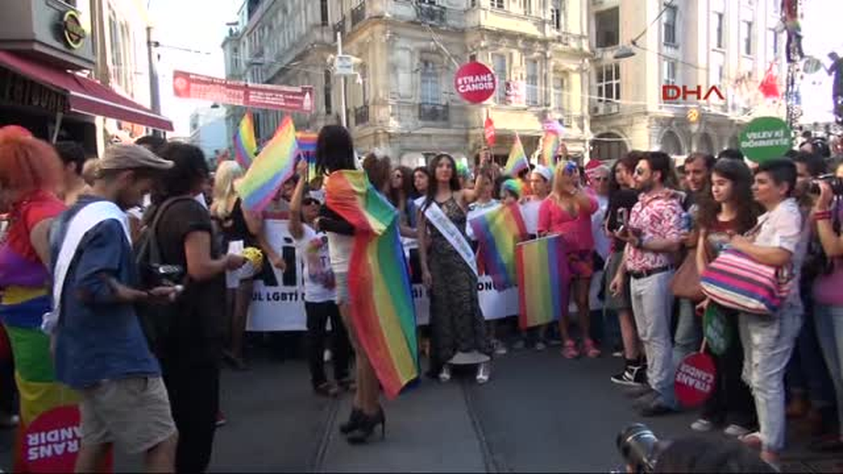 Taksim'de Lgbt'nin Onur Yürüyüşü