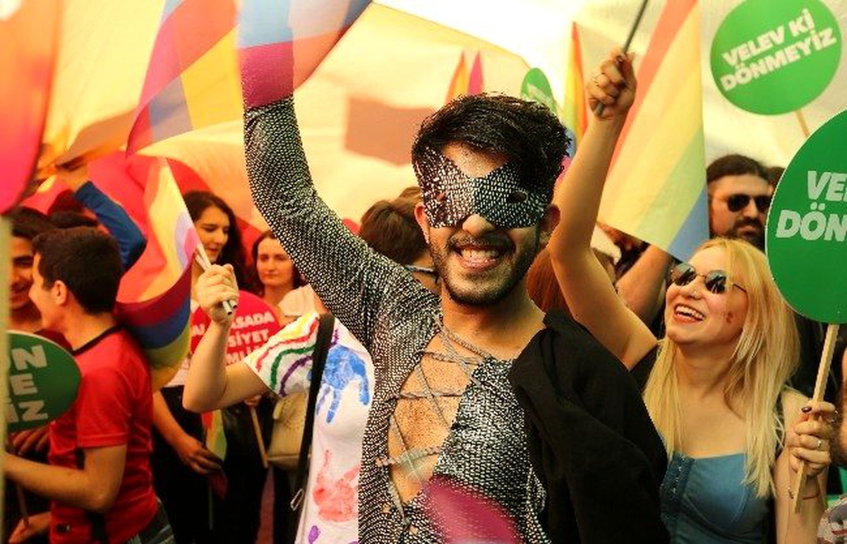 Taksim Meydanı\'na Çıkmak İsteyen Lgbt Üyelerine Polis Engeli