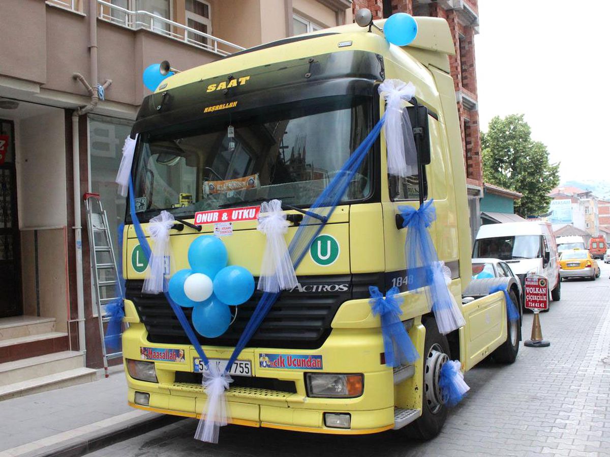 Yeğenlerinin Sünnet Düğünü İçin Tır Süsledi