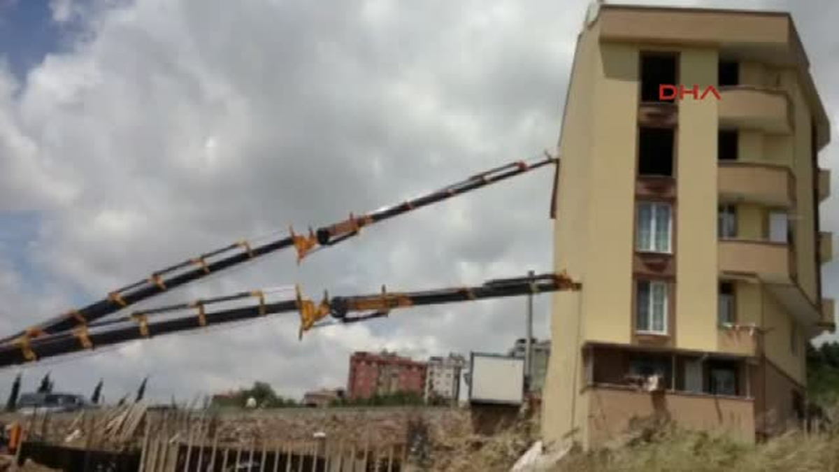 5 Katlı Apartman Yanındaki İnşaatın Temel Kazısı Nedeniyle Yıkılma Tehlikesi Geçirince Müteahhitler...