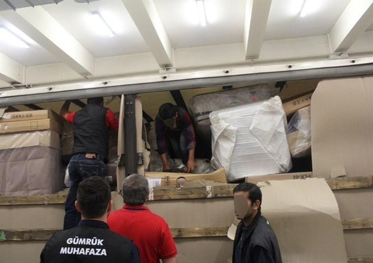 Aramalarda Tır Dorsesindeki 4 Kaçak Yakalandı