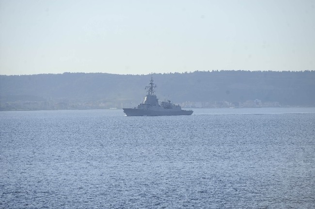Askeri Gemiler Çanakkale Boğazından Geçti