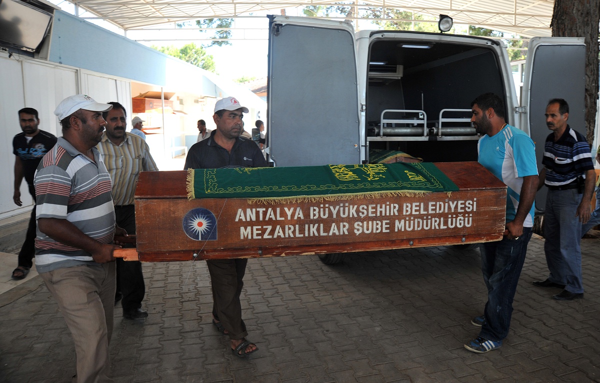 Doğum Gününde Ölen Minik Savaş ve Ablası Toprağa Verildi