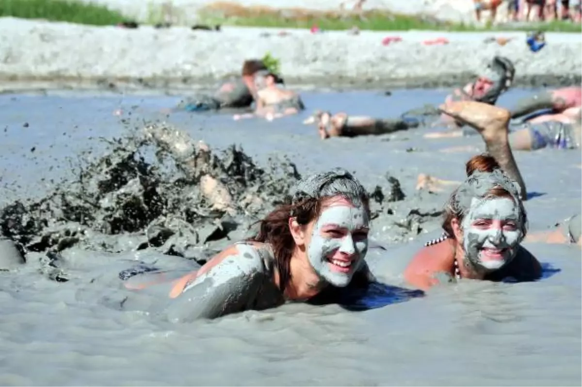 Turistlerin Çamur Banyosu Keyfi