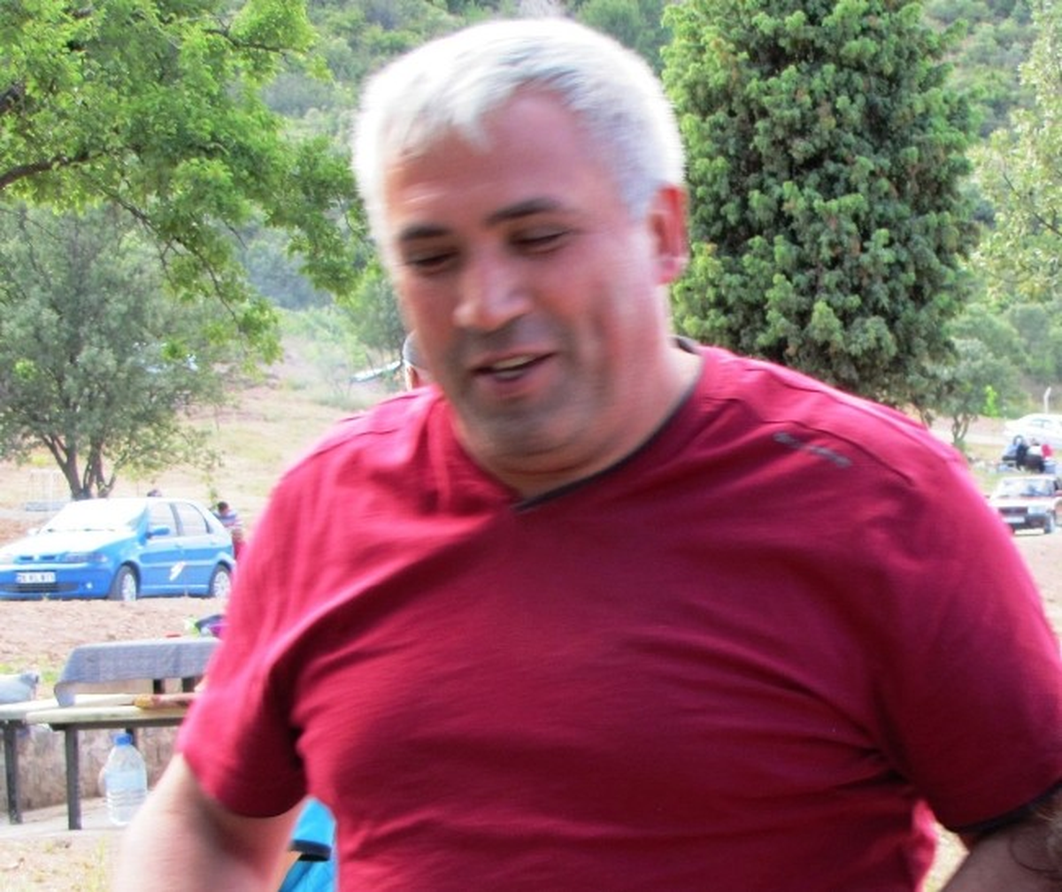 Bacağına Dolanan Yılanı Öldürdü