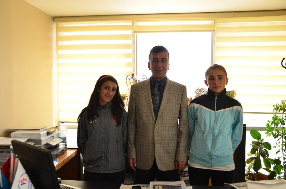 Başarılı Atletlere Kutlama
