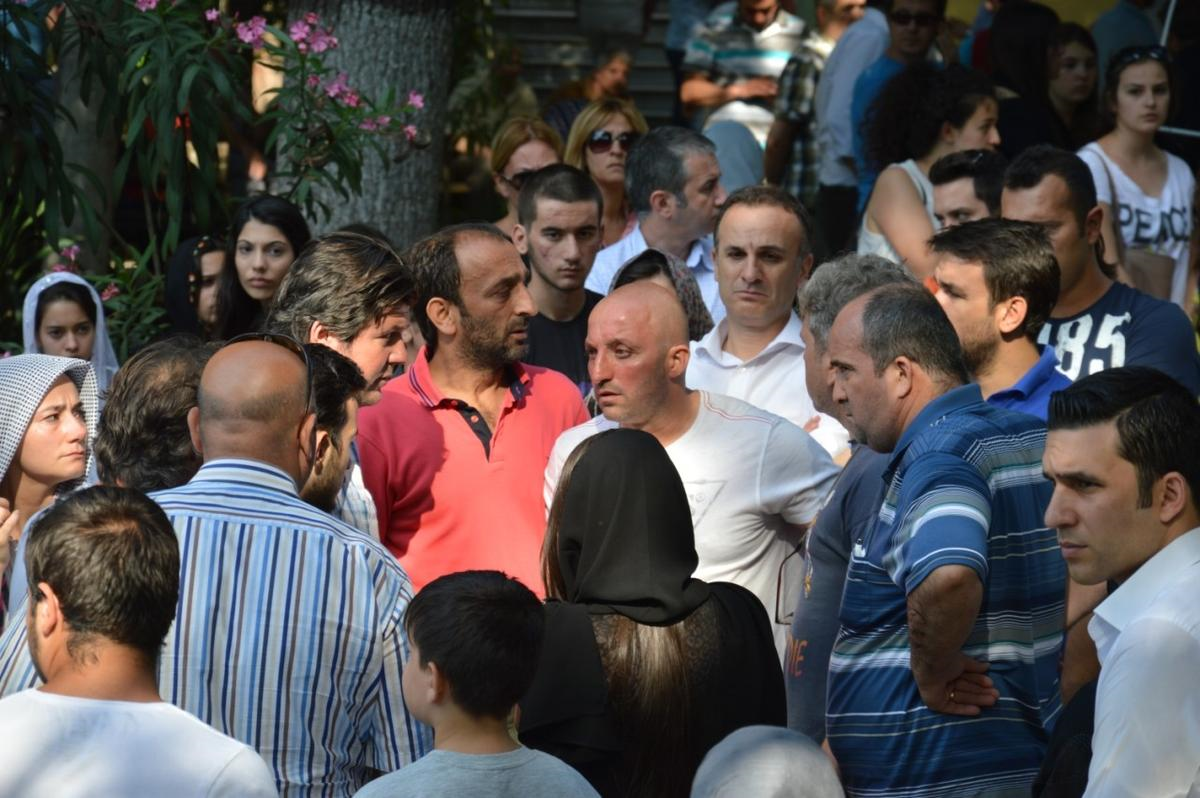 Bursa\'da Otomobilin İstinat Duvarından Düşmesi