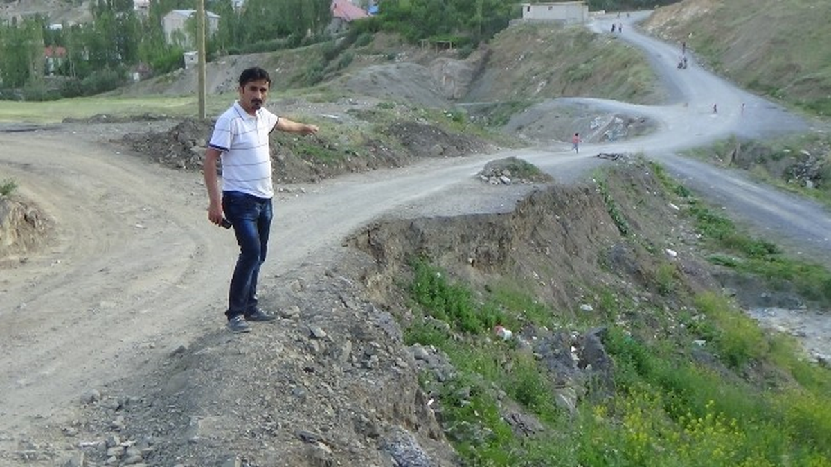 Hakkari\'de Çöken Yol Tehlike Saçıyor