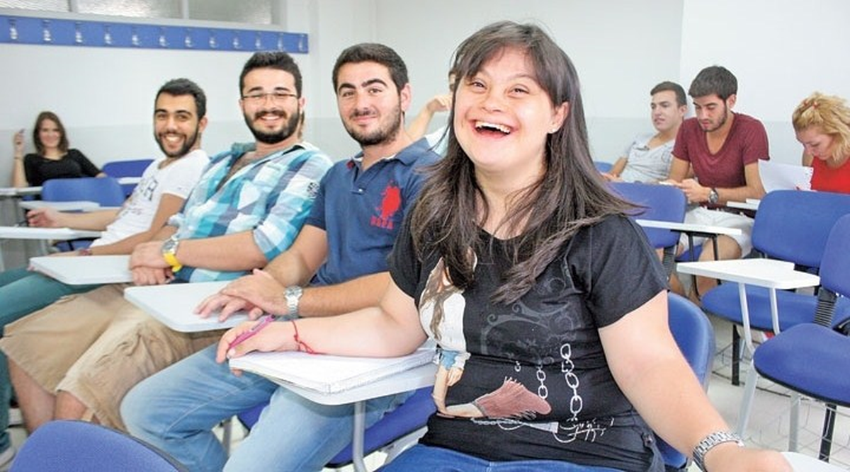 Down Sendromlu Deniz Ayçe\'nin Mezuniyet Sevinci