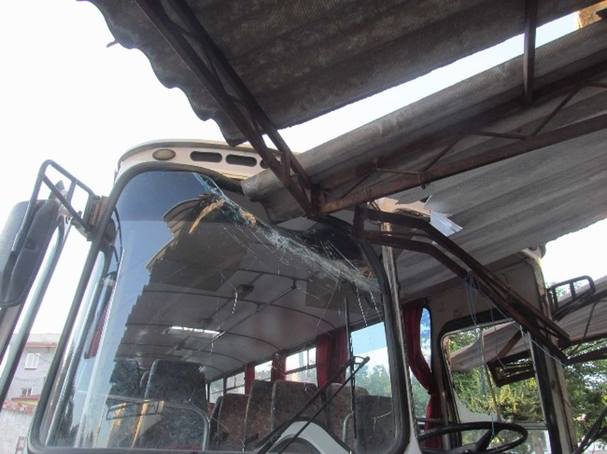 Edremit\'te Freni Boşalan Otobüs İş Merkezine Girdi