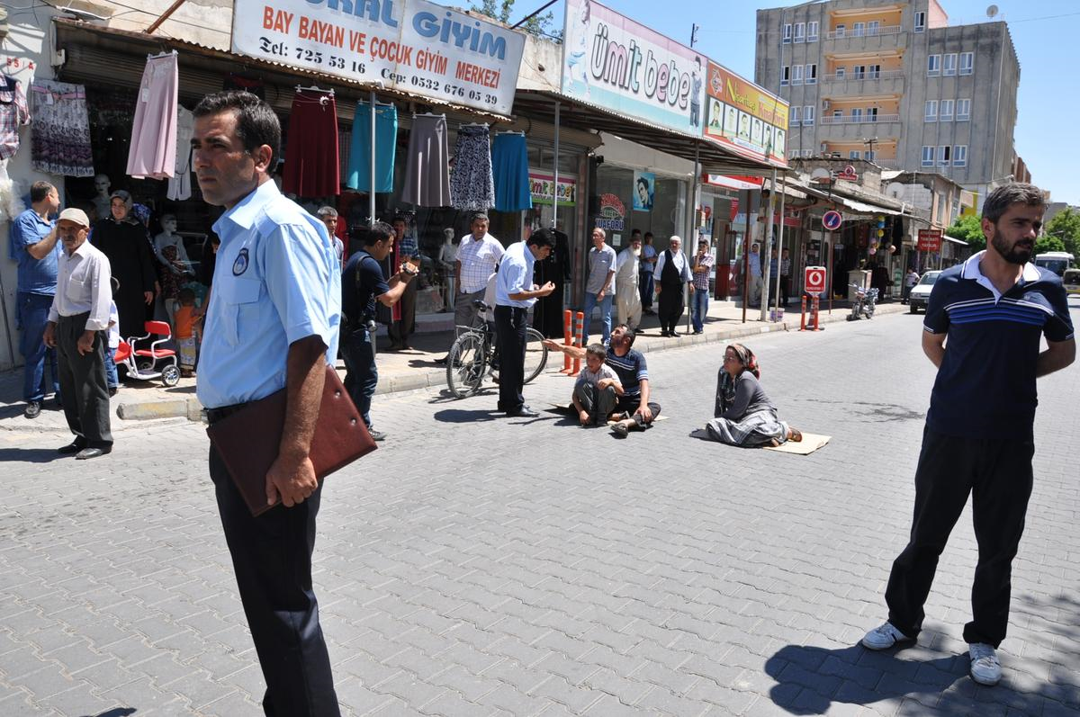 Elektrik Abonesi Alamayan Vatandaş Yolu Trafiğe Kapattı