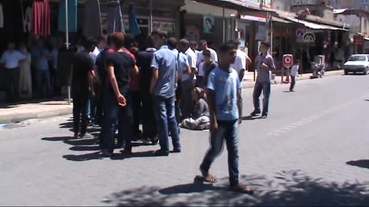 Elektrik abonesi olamayan vatandaş yolu trafiğe kapattı -