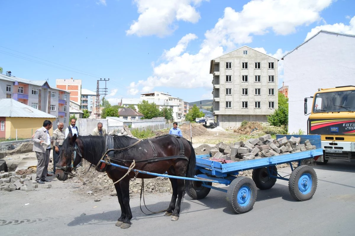 Eleşkirt\'te Yol Açma Çalışmaları Yapılıyor