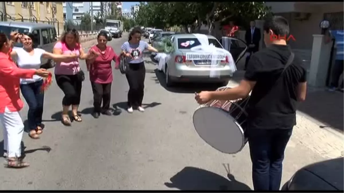 Gelin Arabasında Güldüren Yazı