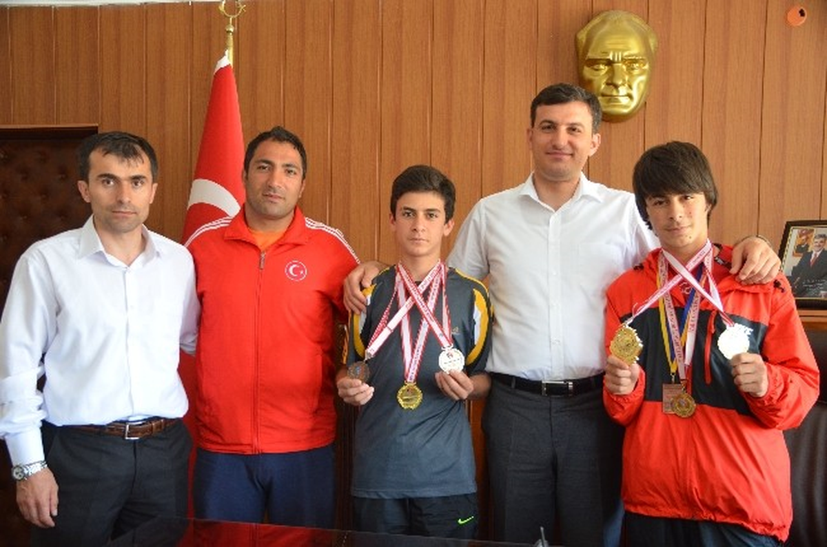 Kaymakam Öz\'den Şampiyonlara Hediye