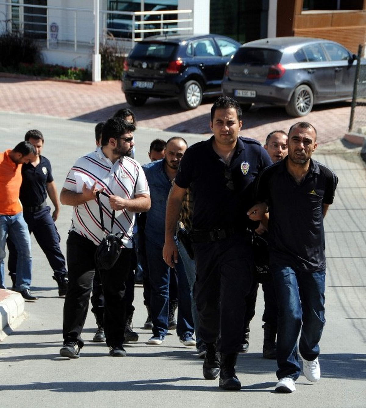 Kom\'dan Silahlı Suç Örgütüne Operasyon: 10 Tutuklama