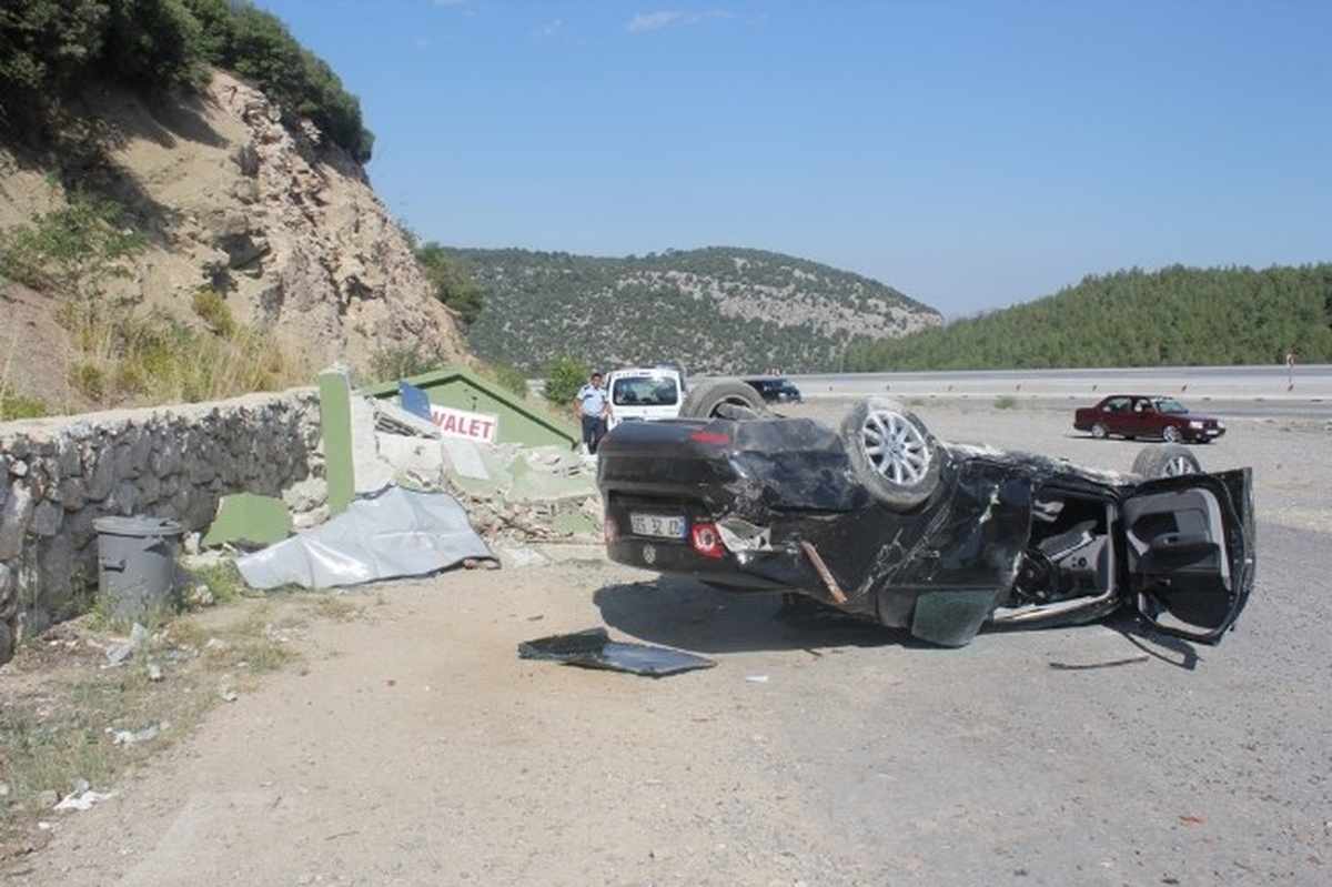 Korkuteli\'de Saman Yüklü Kamyonun Freni Patladı: 1 Ölü