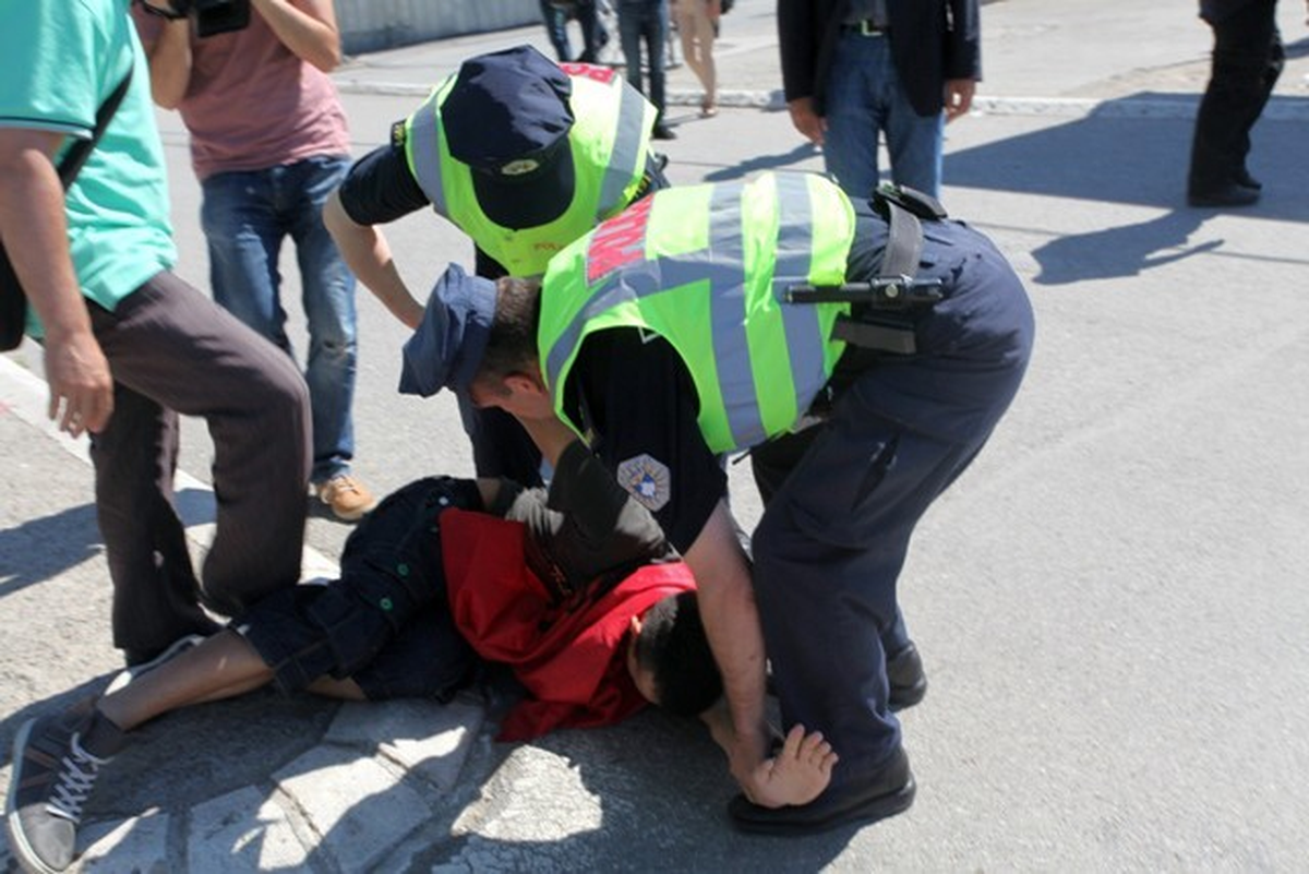 Kosova\'daki Mitroviça Protestolarında 13 Polis Yaralandı