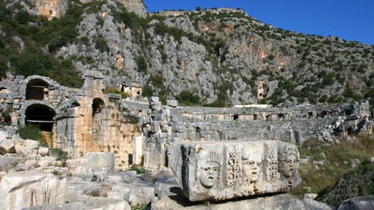 Demre\'de Likya Dönemine Ait Mezarlar Turizme Hizmet Ediyor