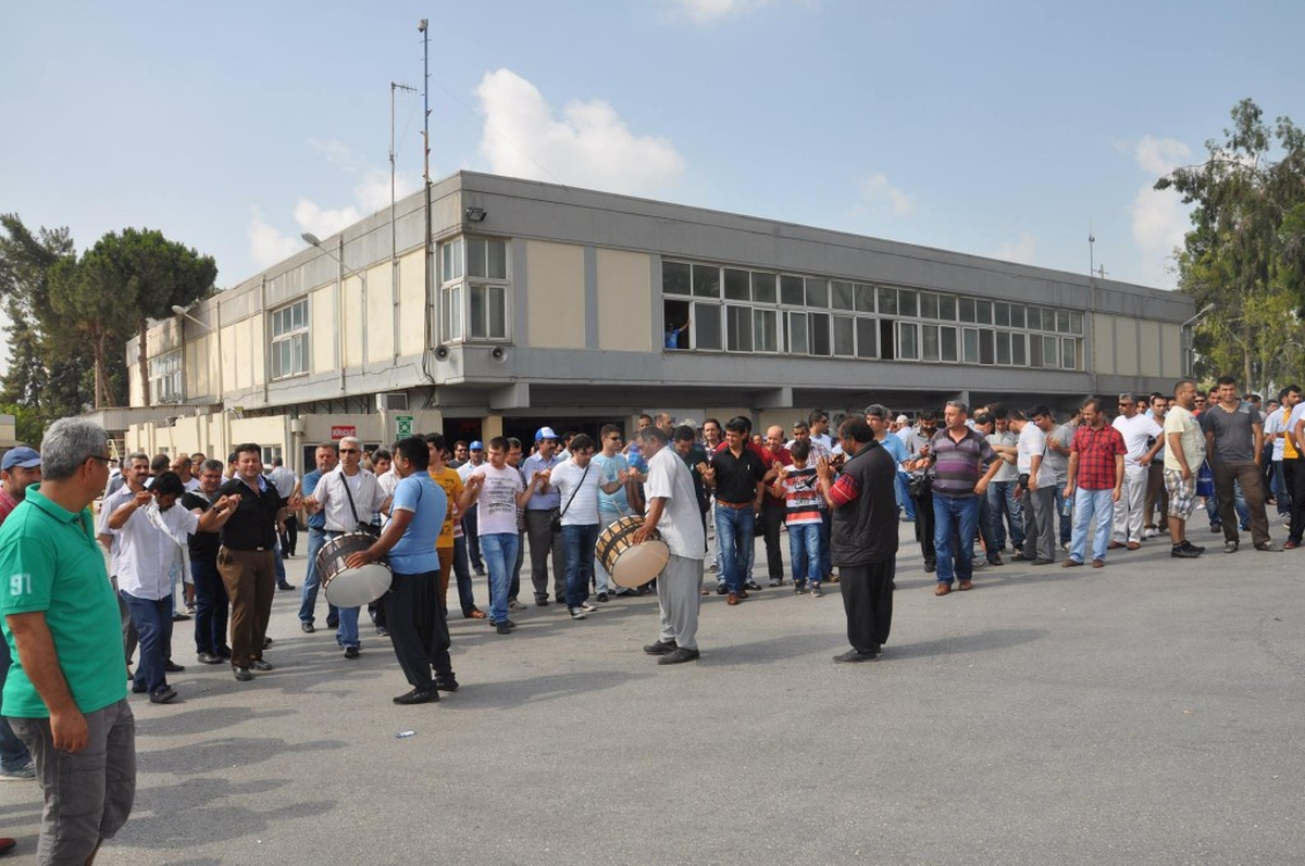 Mersin\'de Şişecam İşçilerinin Grevi Sürüyor