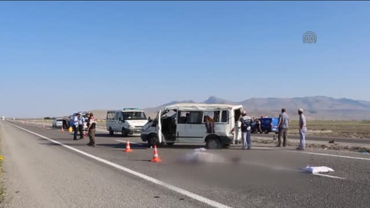 Ereğli\'de Minibüs Devrildi: 1 Ölü, 3 Yaralı