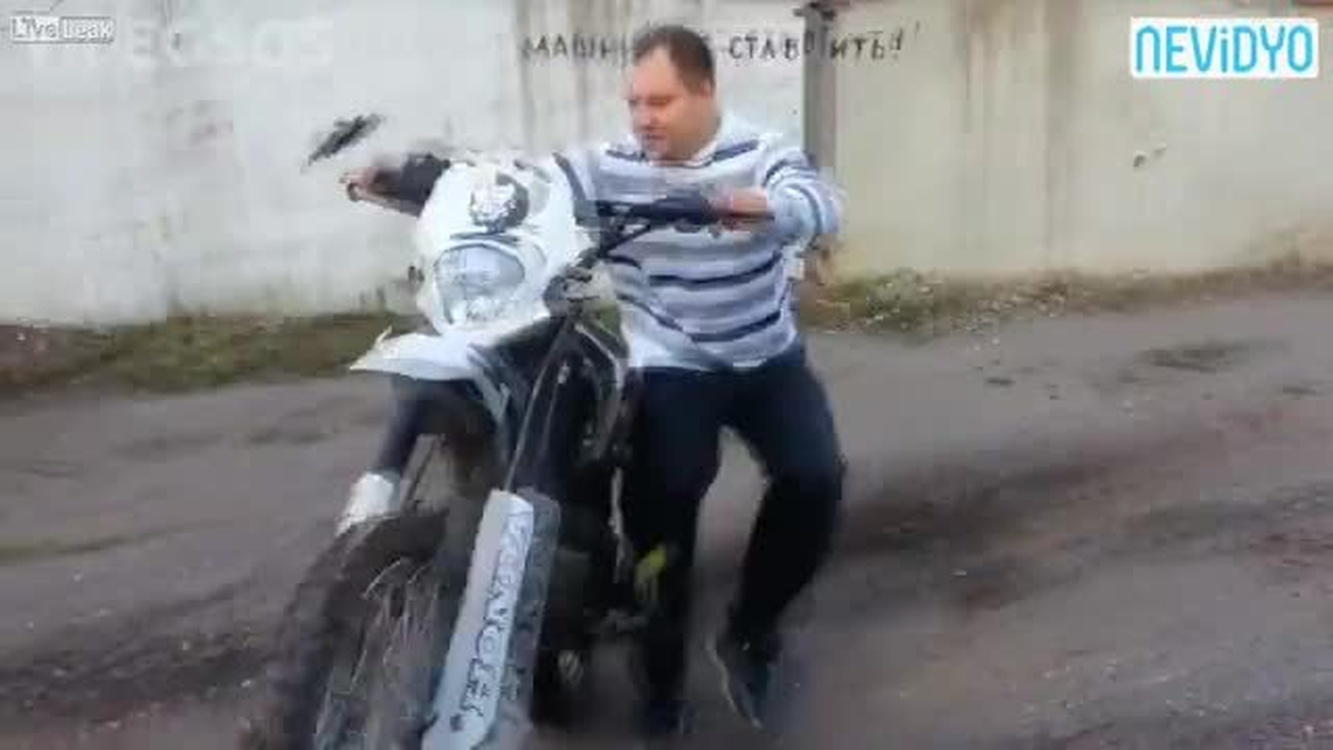 Motosikleti Kameramanın Ağzına Soktu