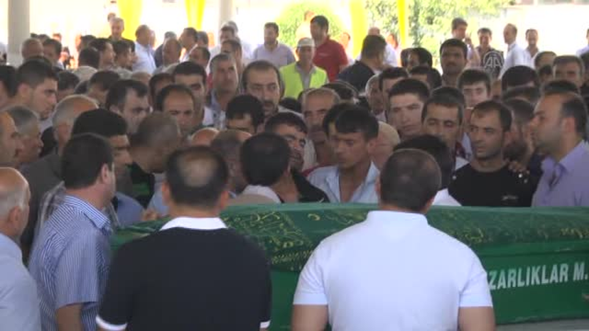 Nehirde boğulan baba ve 2 çocuğu toprağa verildi -
