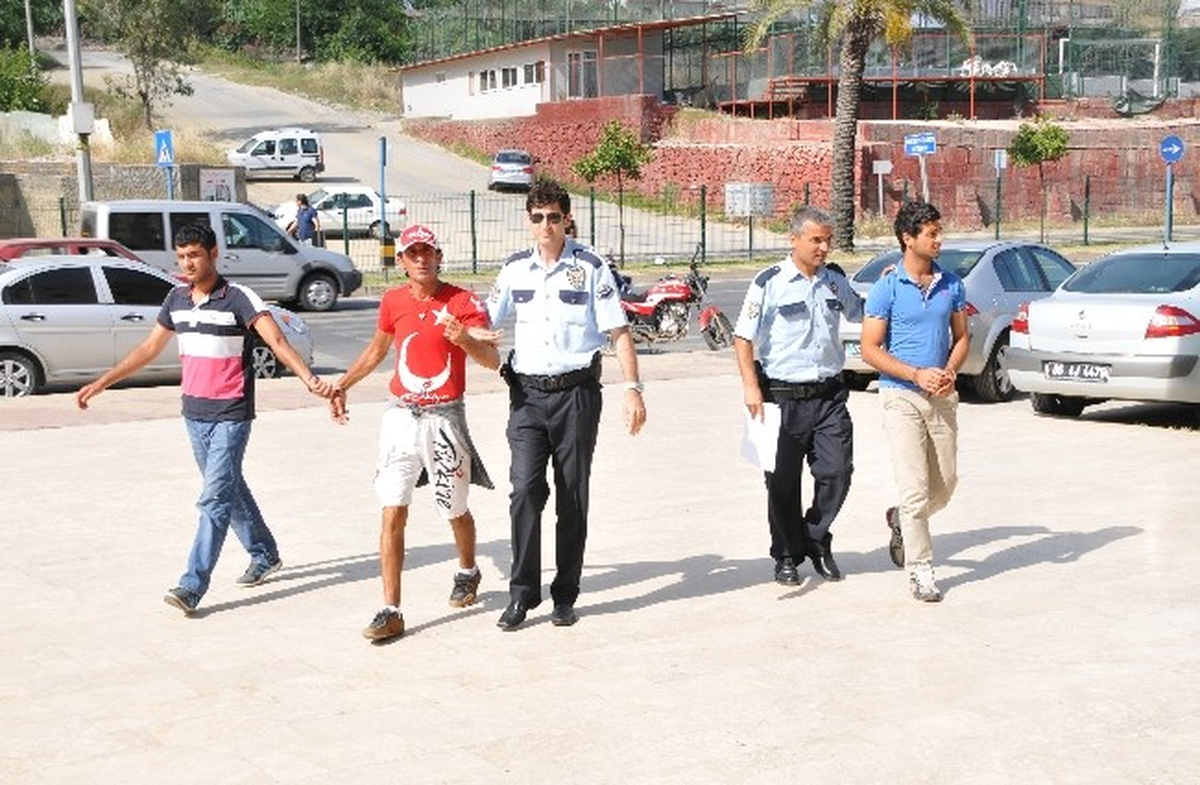 Otomobilden Hırsızlık Yapan 3 Kişi Tutuklandı