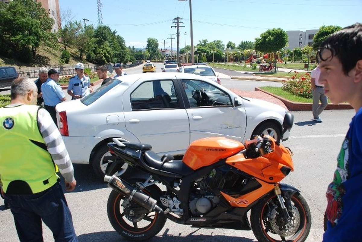 Otomobille Motosiklet Çarpıştı: 1 Yaralı