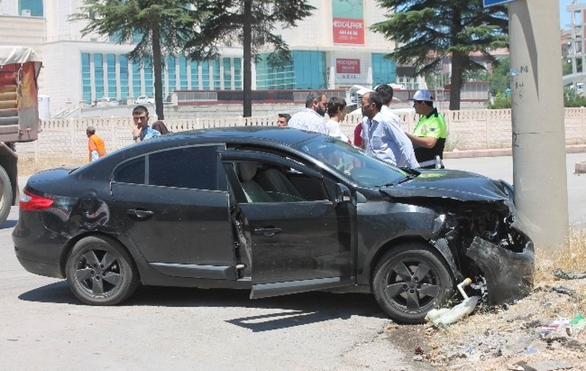 Otomobiller Kafa Kafaya Çarpıştı: 3 Yaralı